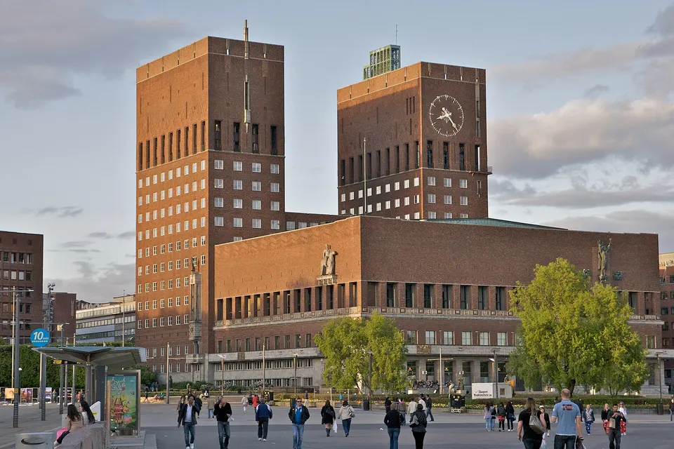Torres gemelas de ladrillo rojo del Ayuntamiento de Oslo, sede de la entrega del Nobel de la Paz.