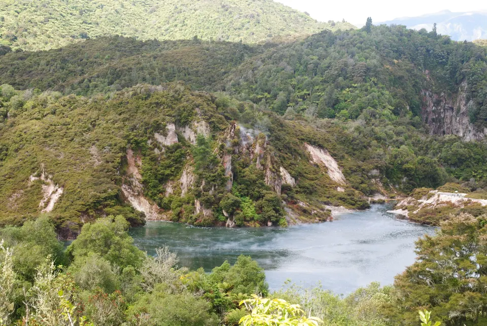 El lago termal humeante Frying Pan Lake en el valle volcánico de Waimangu cerca de Rotorua.