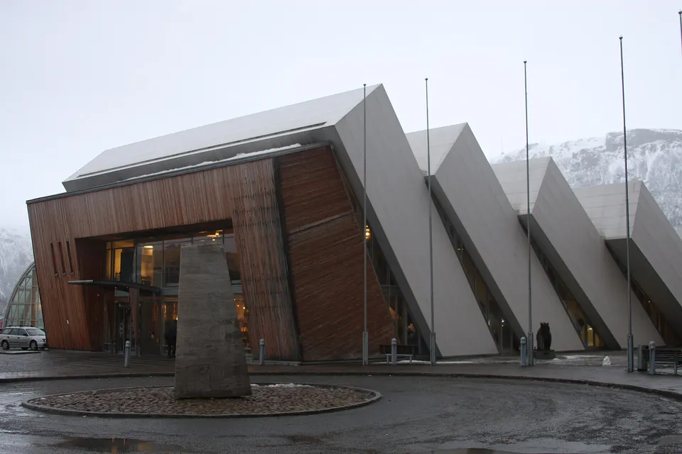 Arquitectura en bloques inclinados que imitan placas de hielo marino en el centro Polaria de Tromsø.