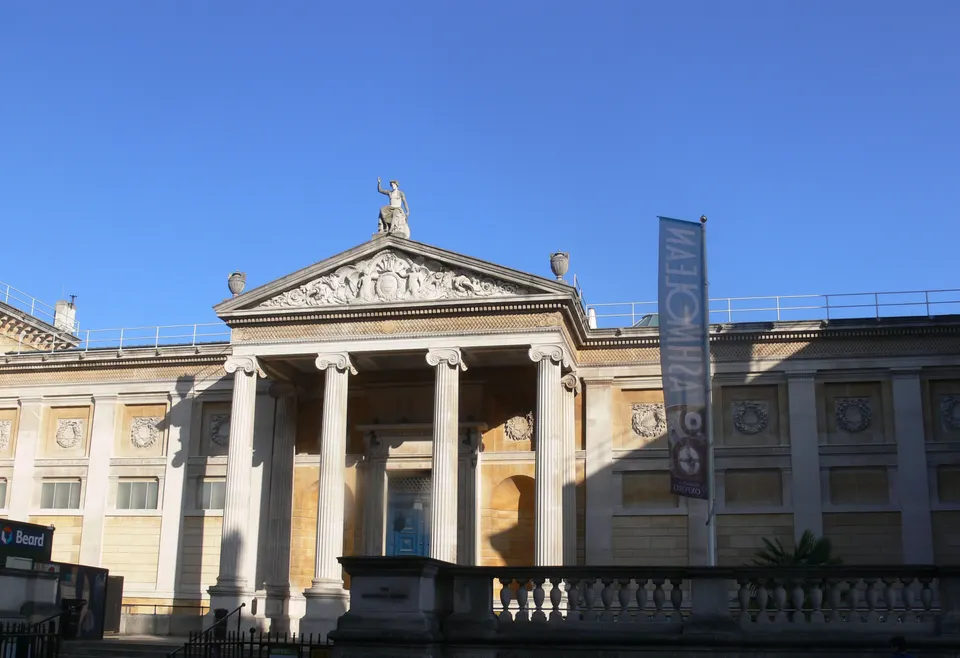 La fachada neoclásica del Museo Ashmolean, Oxford.