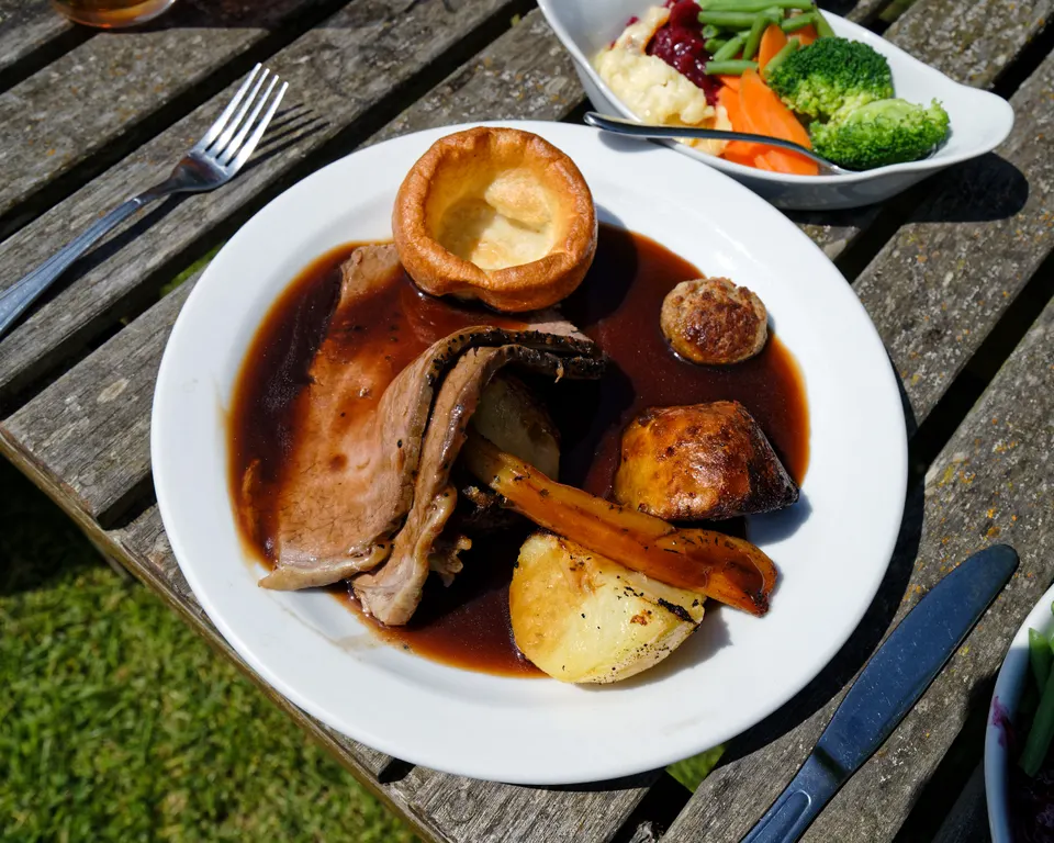 Plato tradicional de Yorkshire pudding con roast beef y gravy.