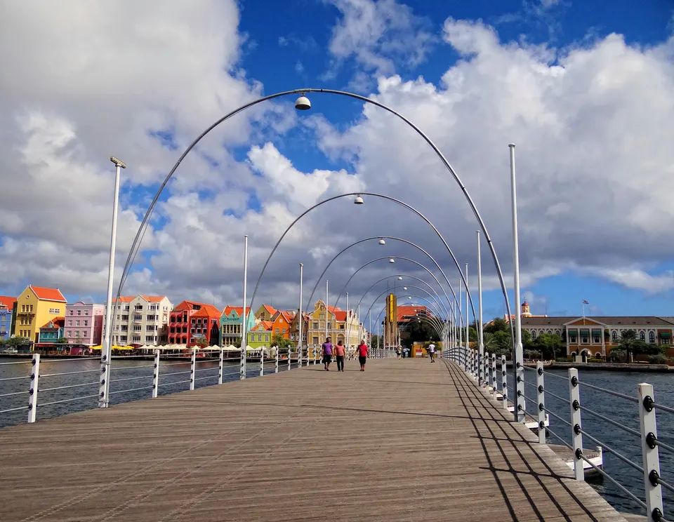Puente Reina Emma, el puente flotante que une Punda y Otrobanda en Willemstad.