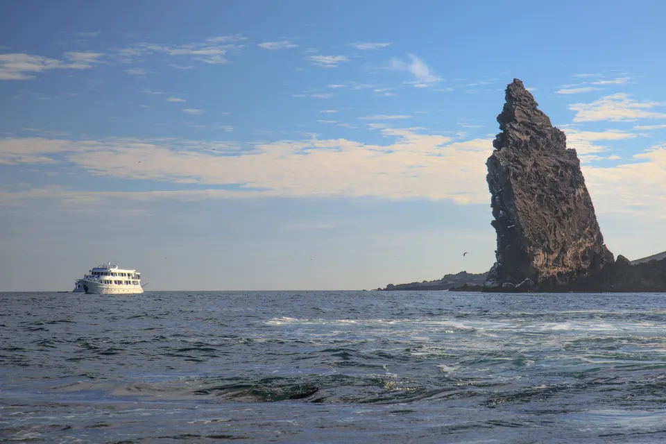 final land excursion to Isla Bartomome and the lava beds on the E coast of Isla San Salvadore...iconic Pinnacle rock on  en galapagos