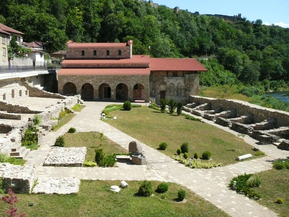 Exterior de la Iglesia de los Santos Cuarenta Mártires junto a la orilla del río Yantra.