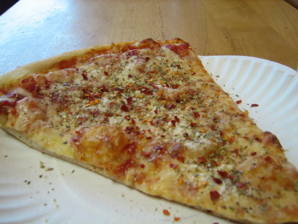 A slice of pizza from Piazza Pizza en nueva-york