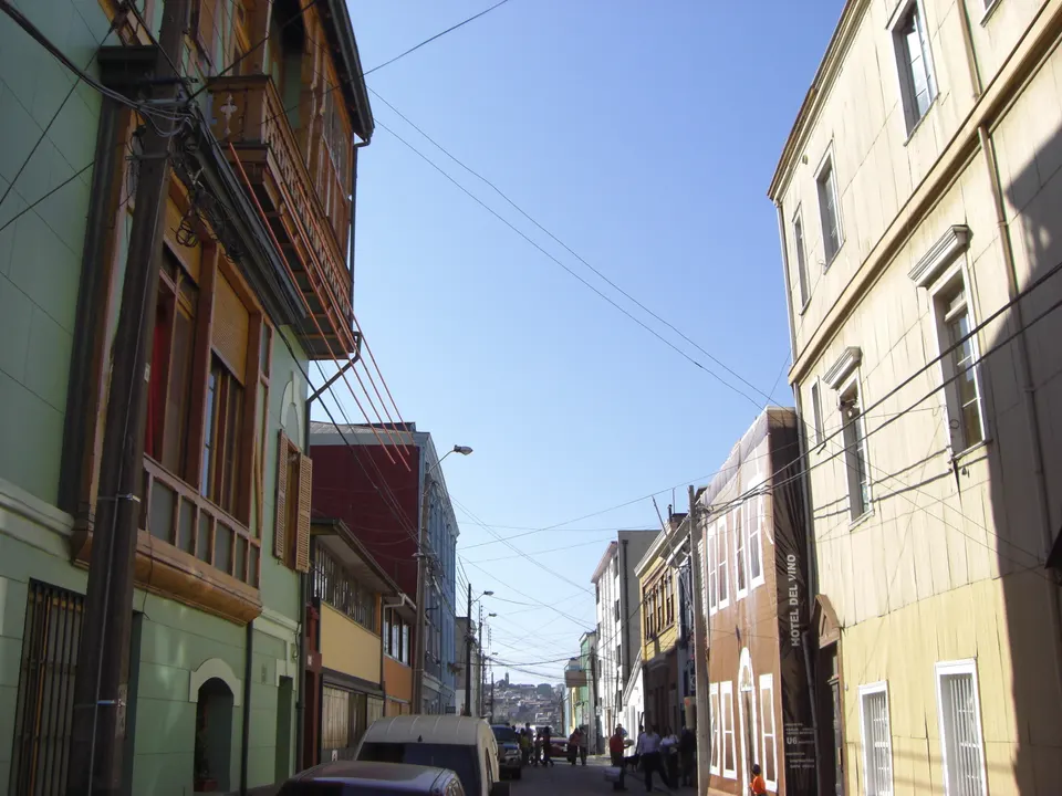 Viviendas coloridas y miradores tradicionales sobre los cerros y la bahía de Valparaíso, Patrimonio UNESCO.