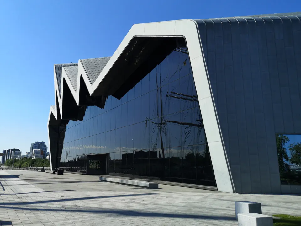 El Riverside Museum, diseñado por Zaha Hadid, a orillas del río Clyde.