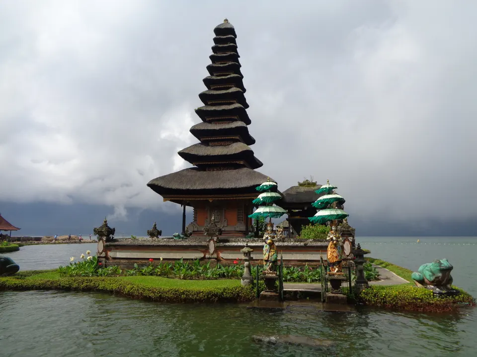 El icónico templo acuático Pura Ulun Danu Beratan reflejado en las aguas del lago sagrado en Bali, Indonesia.