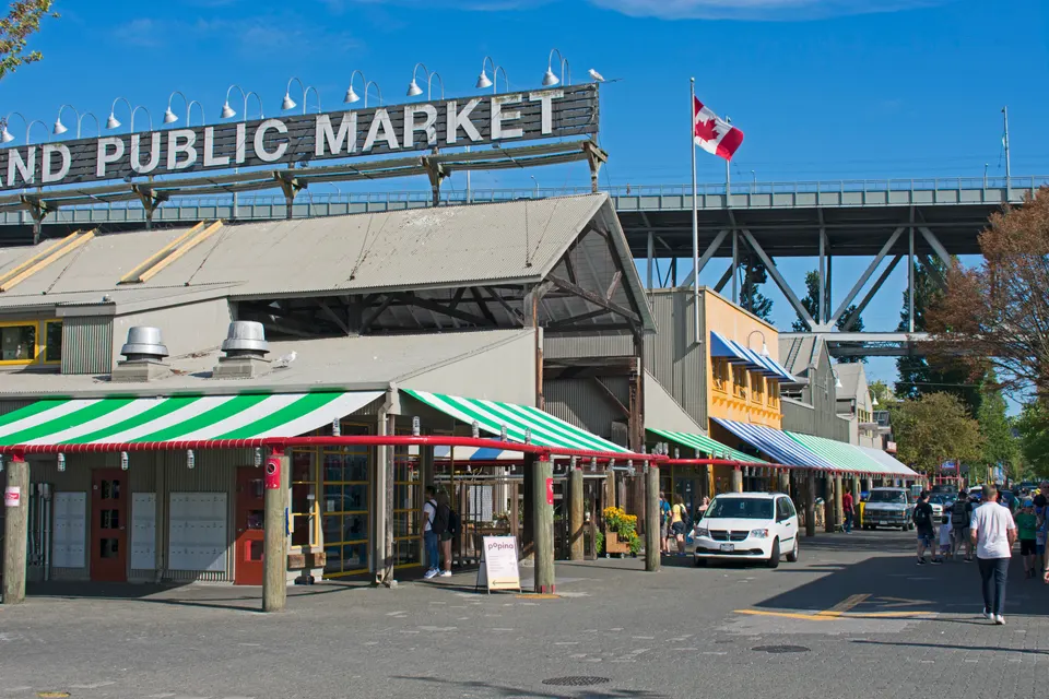 Pabellón exterior del Granville Island Public Market y muelle marítimo en Vancouver.