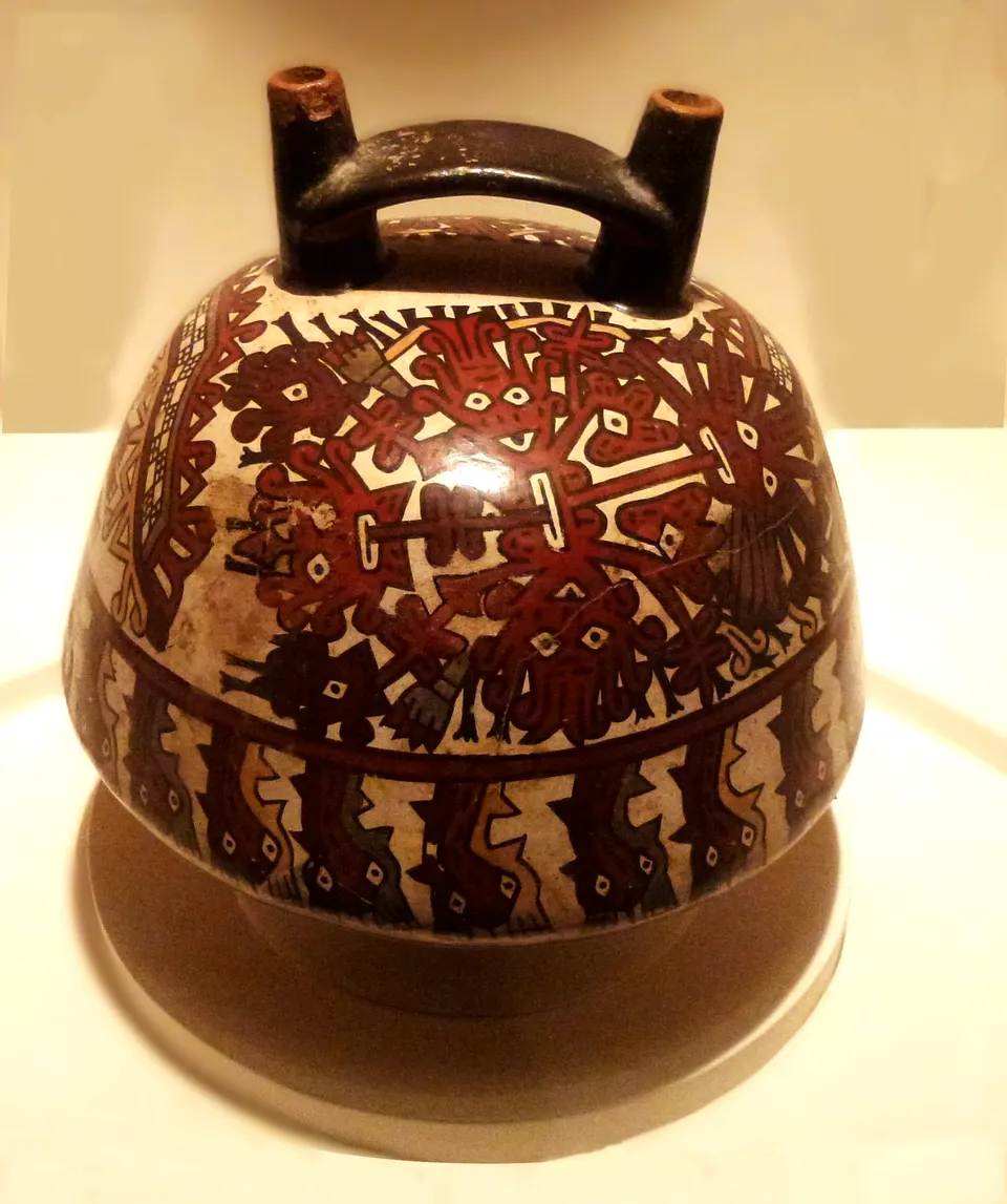 Casona virreinal cubierta de buganvilias y jardines subtropicales del prestigioso Museo Larco en Lima