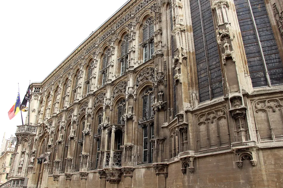 Fachada del Ayuntamiento (Stadhuis) de Gante, que combina estilos gótico tardío y renacentista.