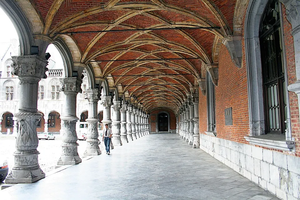 Patio interior con columnas del Palacio de los Príncipes-Obispos de Lieja, hoy sede judicial.