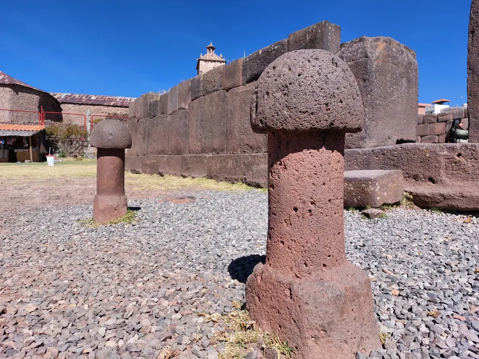 Recinto arqueológico de piedra pulida con monolitos fálicos del templo de la fertilidad Inca Uyo en Chucuito