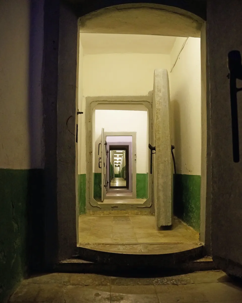 Las puertas blindadas de una de las cámaras de Bunk'Art 2.