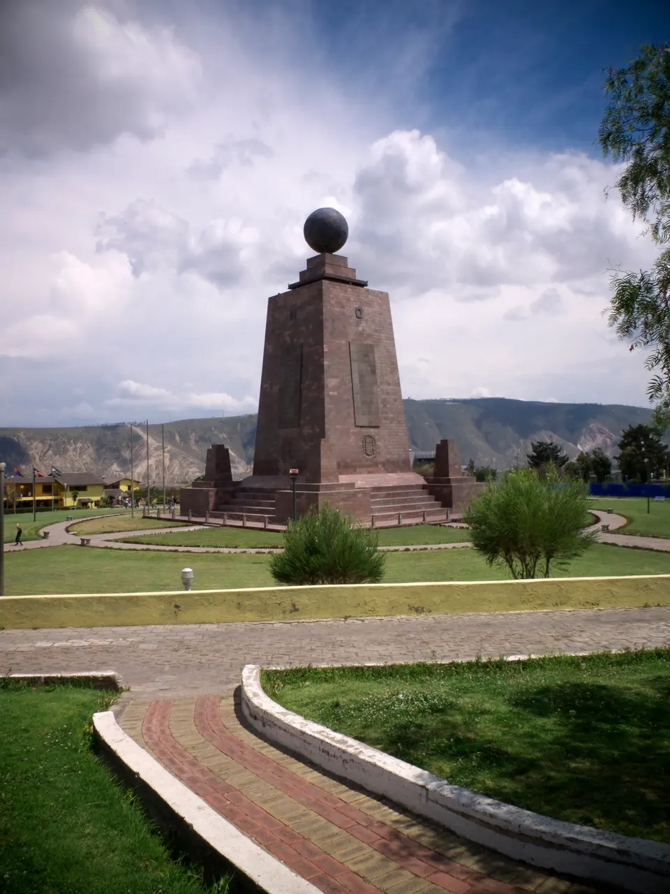 Monumento que marcaría el punto por donde pasa el círculo del ecuador en el país con mismo nombre. Está situado en la Ci en quito