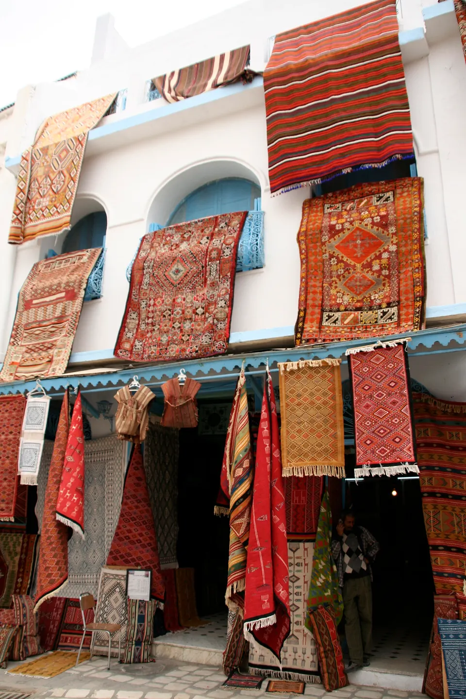 Alfombras artesanales tunecinas tejidas a mano expuestas en los zocos tradicionales.
