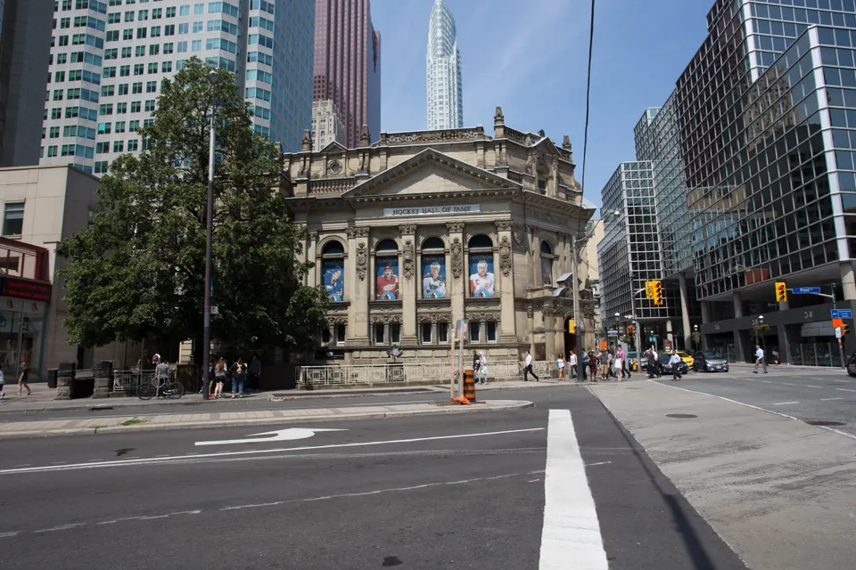 Fachada clásica del Hockey Hall of Fame en el centro financiero de Toronto.