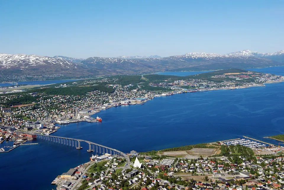 Plataforma mirador del monte Storsteinen alcanzada por el teleférico Fjellheisen sobre Tromsø.
