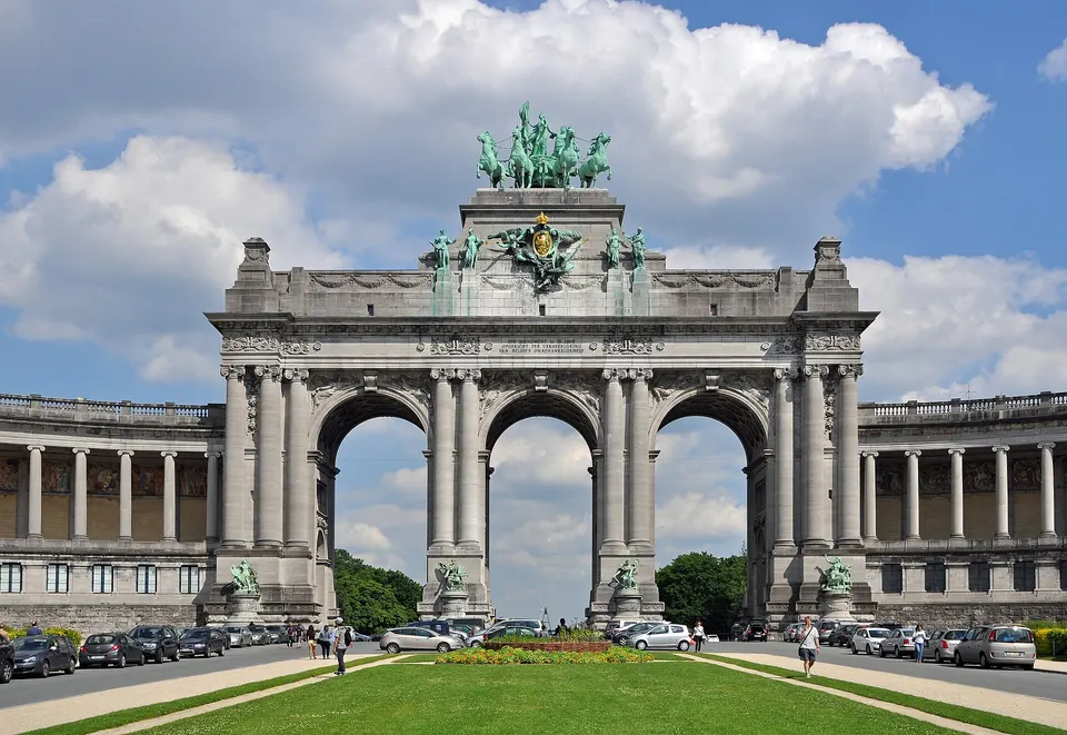 Arco de Triunfo del Parque del Cincuentenario en Bruselas, construido para el 50 aniversario de la independencia belga.