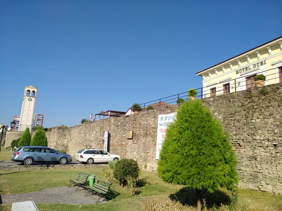 La Torre del Reloj (Kulla e Sahatit) sobre las murallas del castillo de Elbasan.