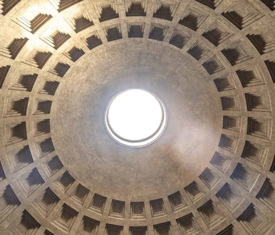 El interior de la cúpula del Panteón de Roma, con el óculo central.