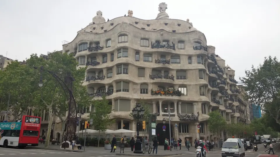 Fachada de piedra ondulada de La Pedrera (Casa Milà) de Gaudí.