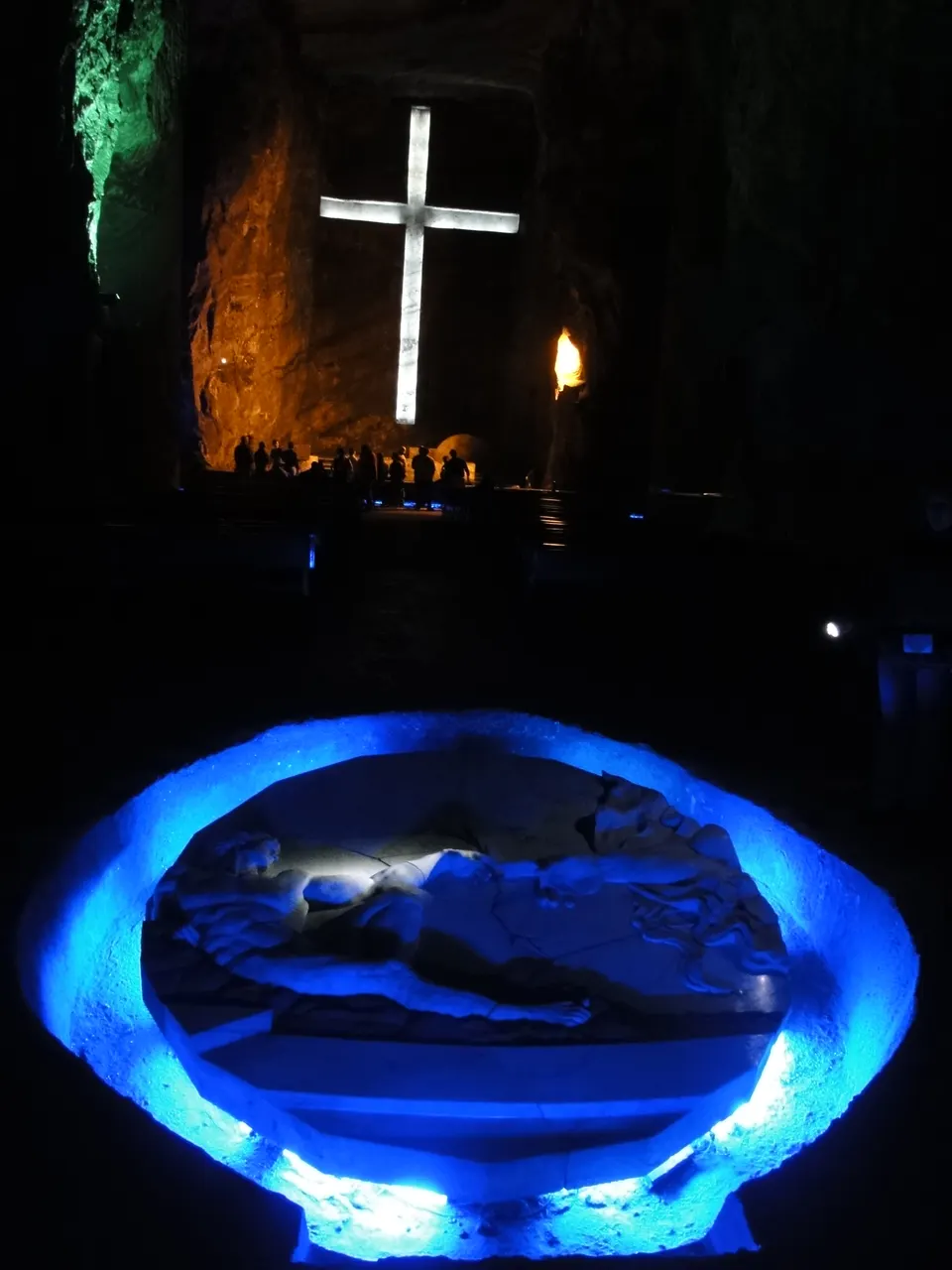 Gran cruz monumental iluminada en la nave central subterránea de la Catedral de Sal de Zipaquirá