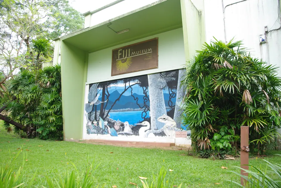 Exterior del Museo de Fiyi ubicado dentro de los frondosos jardines botánicos Thurston Gardens en Suva.