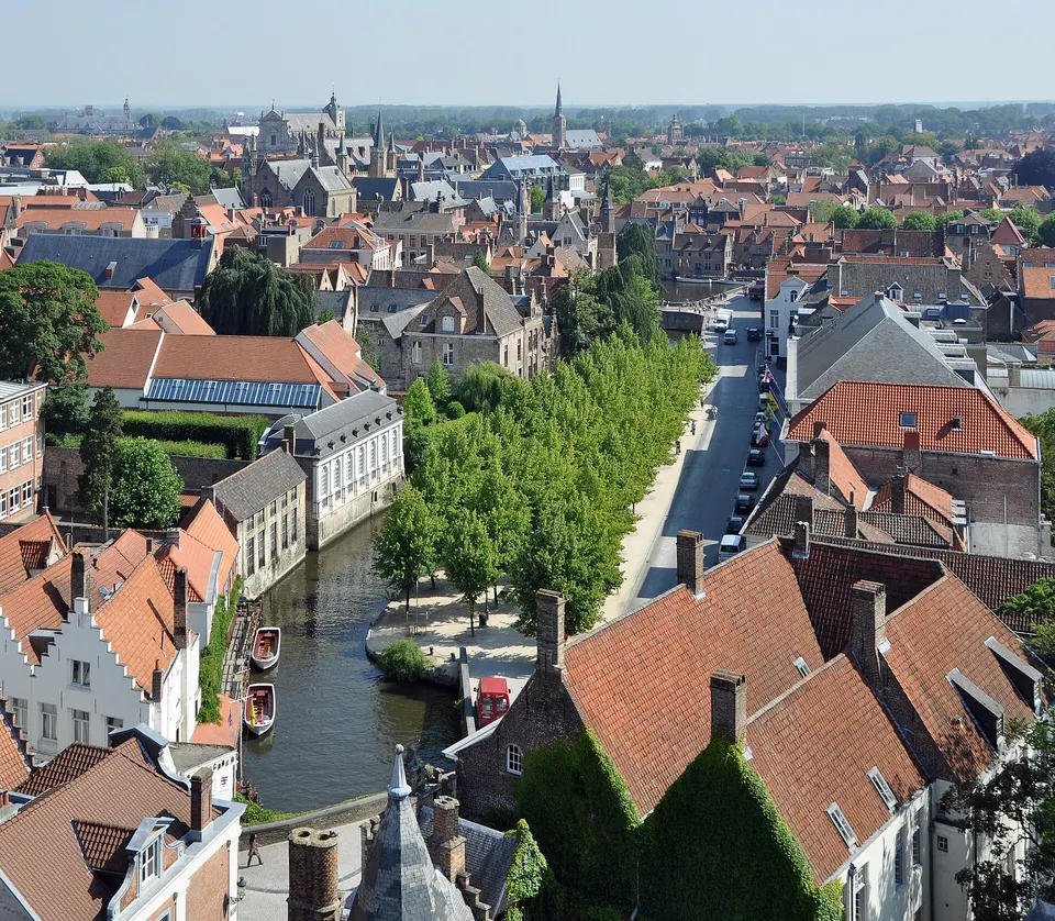 El canal Dijver visto desde el Rozenhoedkaai, uno de los rincones más fotografiados de Brujas.