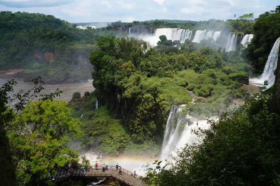 Pasarela metálica del Circuito Superior suspendida sobre la caída de los saltos en Iguazú.