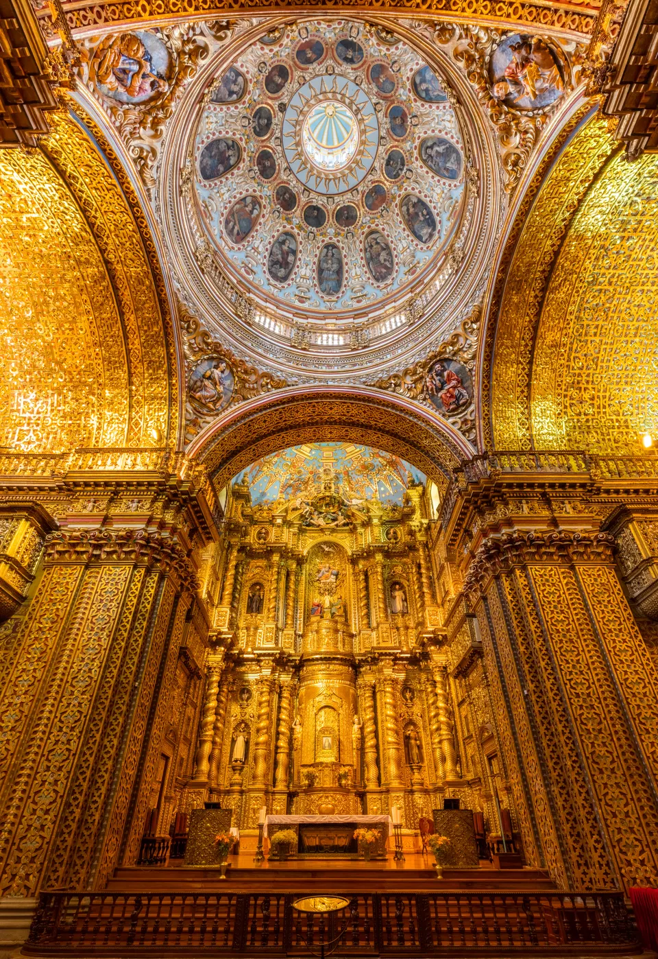 Main altar of the Church of the Society of Jesus (La Iglesia de la Compañía de Jesús), a Jesuit church in Quito, Ecuador en quito
