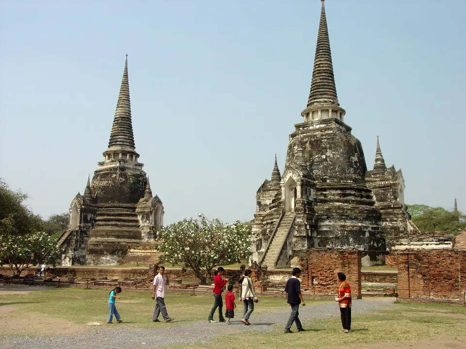 Los tres majestuosos chedis cónicos reales alineados en el templo Wat Phra Si Sanphet de Ayutthaya.