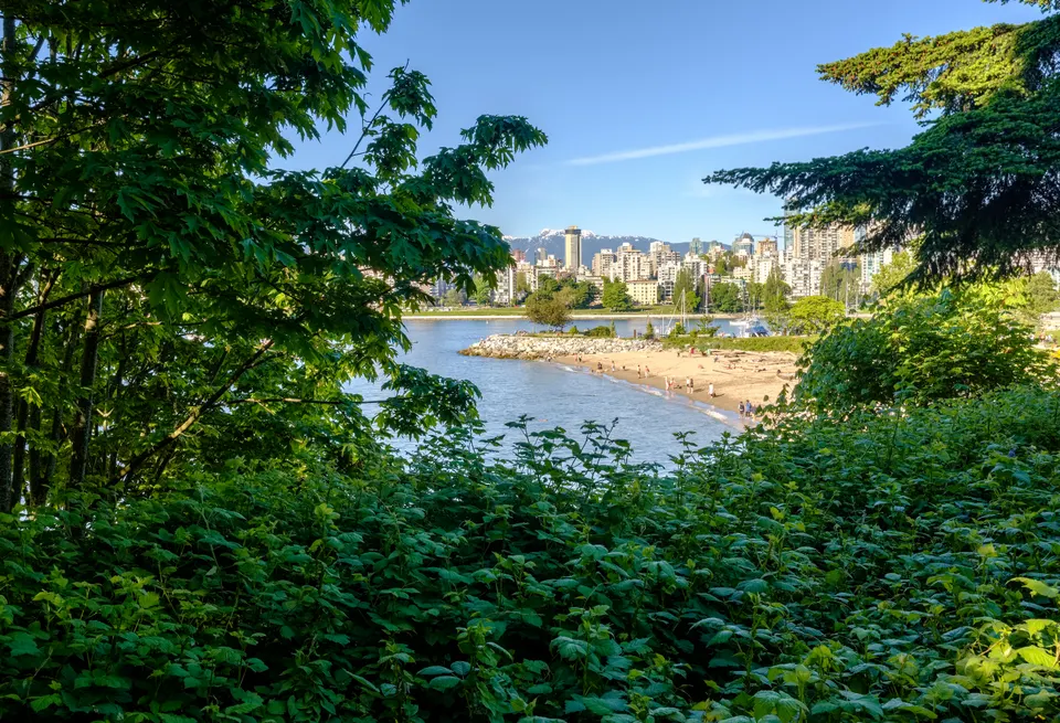 Playa de Kitsilano con vistas panorámicas al mar, al parque y al skyline de rascacielos de Vancouver.