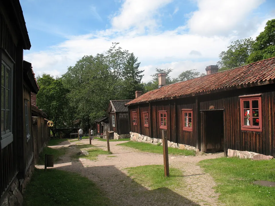 Callejón de casas de madera del siglo XVIII en el barrio patrimonial de Luostarinmäki en Turku.
