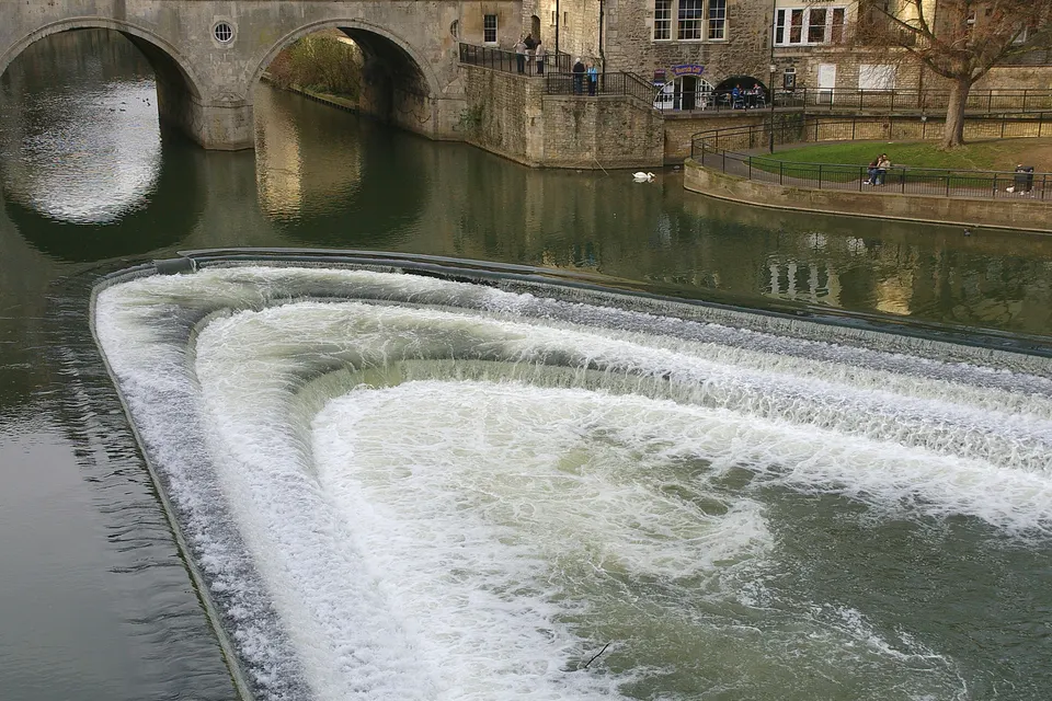 El Puente Pulteney sobre el río Avon con tiendas a ambos lados, en Bath.