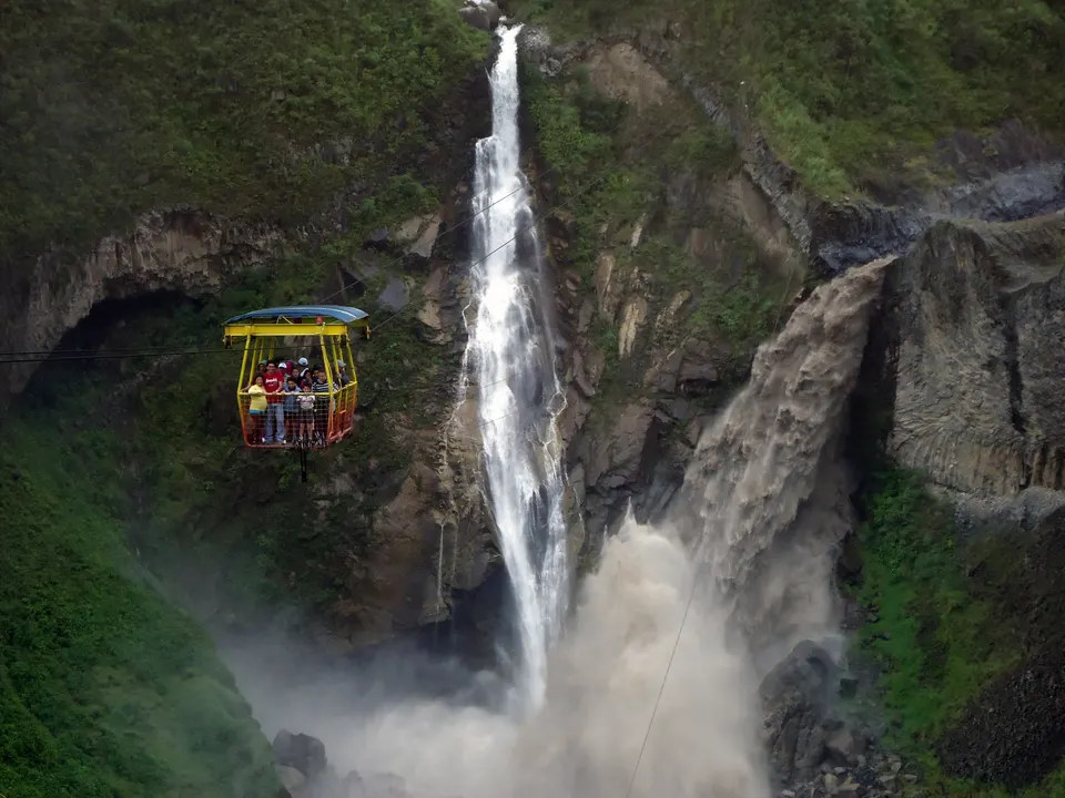 Tarabita en la cascada de Agoyán (Baños de Agua Santa) en banos-de-agua-santa
