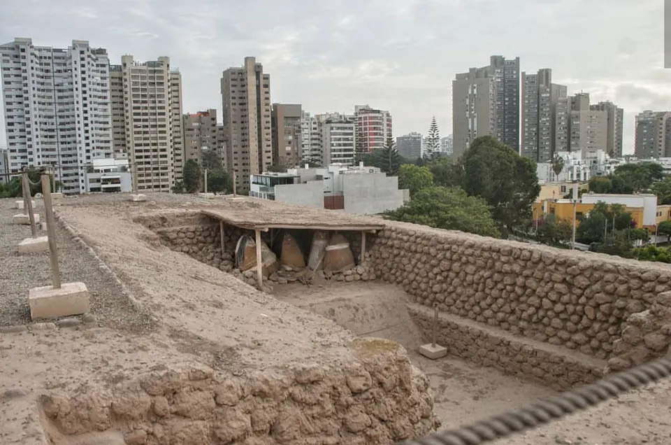 Pirámide precolombina trunca de adobes de la cultura Lima en el complejo arqueológico de Huaca Pucllana