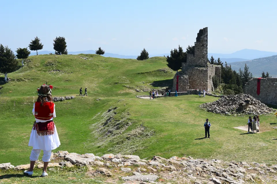 El castillo de Kaninë, en lo alto de la colina que domina Vlorë.