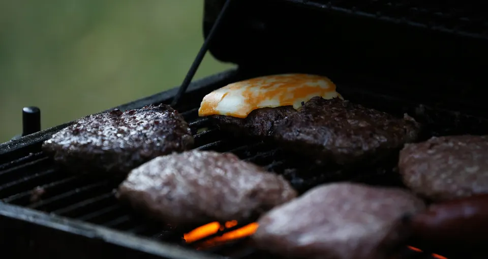 Cortes nobles de carne de bisonte y vacuno de Alberta asándose a la parrilla en un restaurante alpino.