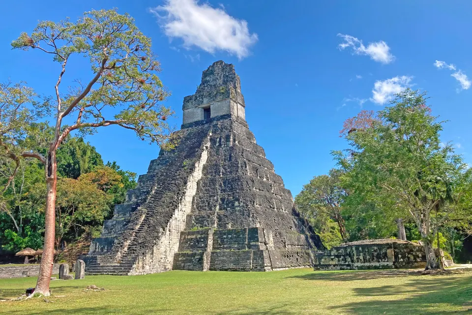 El Templo del Gran Jaguar (Templo I) alzándose majestuoso sobre la selva de Tikal, Petén.