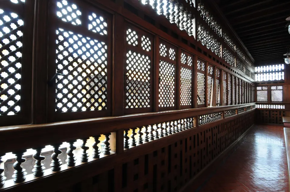 Suntuosos balcones virreinales de madera de cedro tallada en celosía en la fachada del Palacio de Torre Tagle