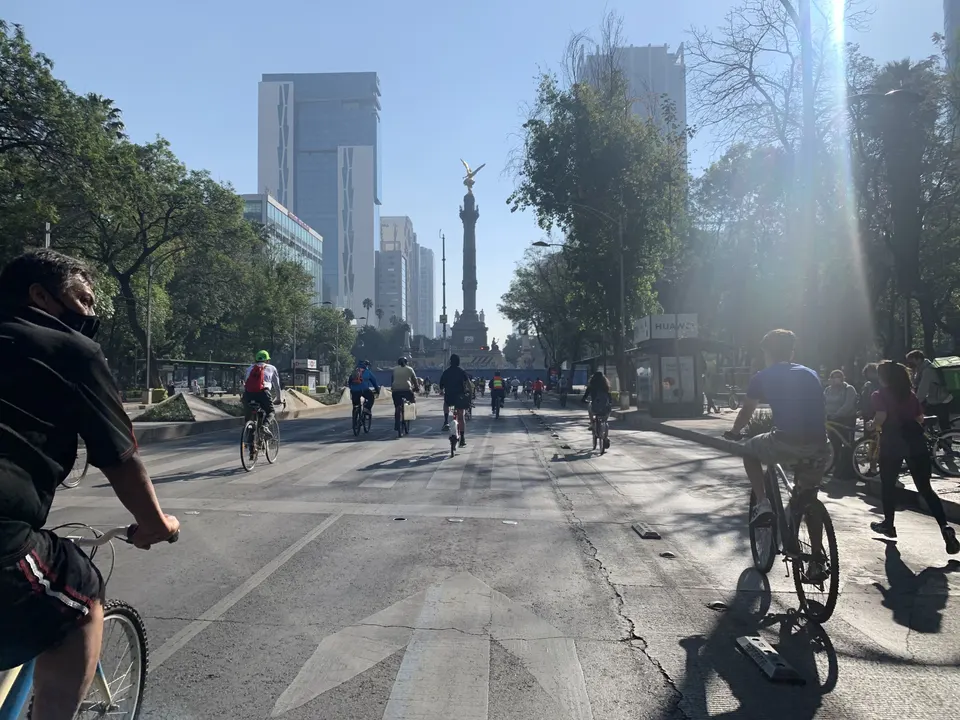 Paseo en bici dominical a través de Reforma en la CDMX en ciudad-de-mexico