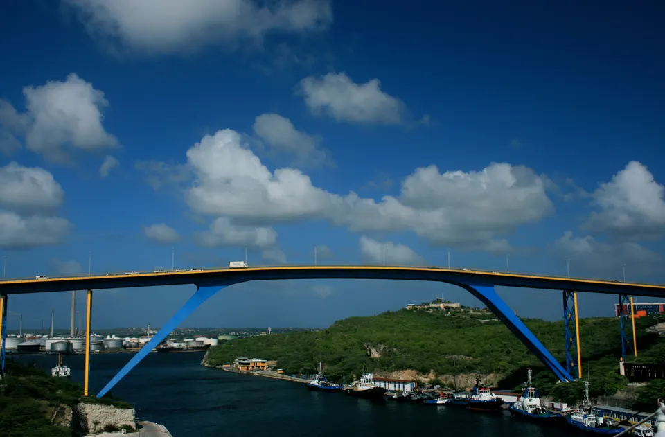 Puente Reina Juliana, sobre la bahía de Sint Anna en Curazao.