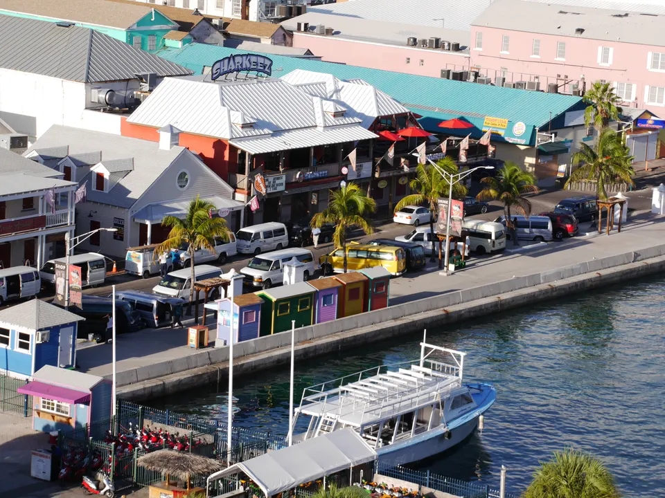 Bar Sharkeez Tiki Bar, en Nassau, Bahamas.