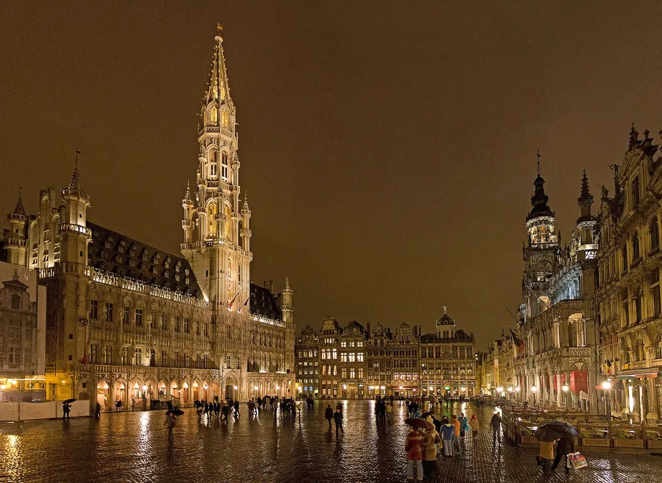 Vista panorámica de la Grand-Place de Bruselas con las fachadas doradas de sus casas gremiales, símbolo de Bélgica.