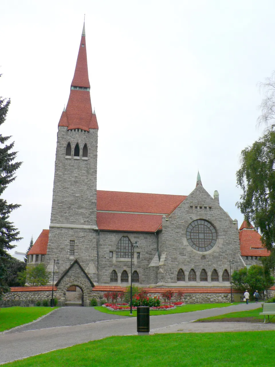 Catedral de Tampere de estilo nacional romántico con tejados rojos y muros de granito nórdico.