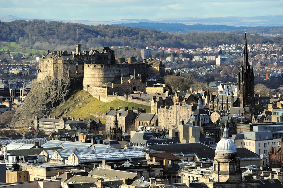 El Castillo de Edimburgo sobre su peñón volcánico, Castle Rock.