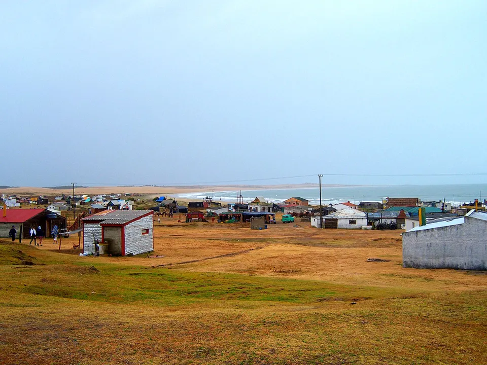 Típicas cabañas de madera rústicas frente al mar en Cabo Polonio