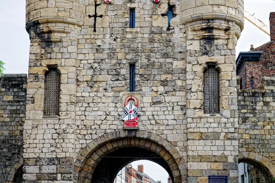 Las murallas medievales de piedra de York y la monumental puerta Micklegate Bar.