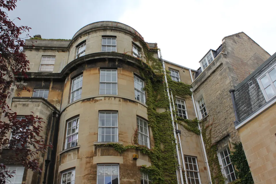 La arquitectura circular de The Circus, diseñada por John Wood the Elder en Bath.